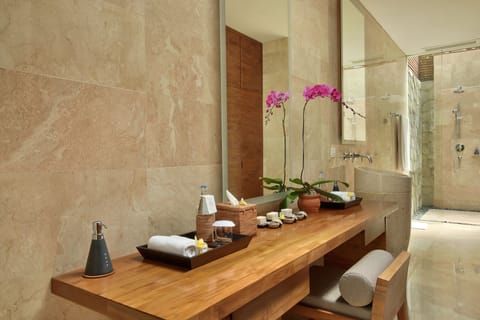 Combined shower/tub, free toiletries, hair dryer, slippers