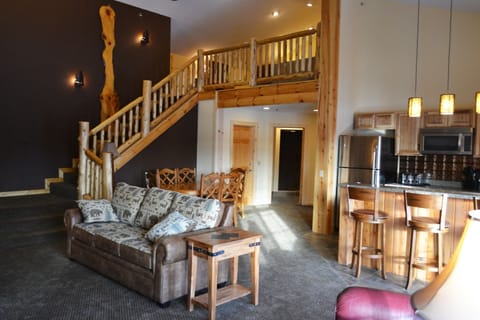 River View Stairway Access Family Suite | Free WiFi, bed sheets