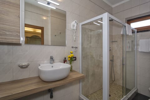 Standard Double Room | Bathroom | Shower, free toiletries, hair dryer, bidet