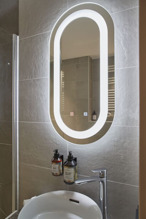 Deluxe Room | Bathroom | Slippers, towels