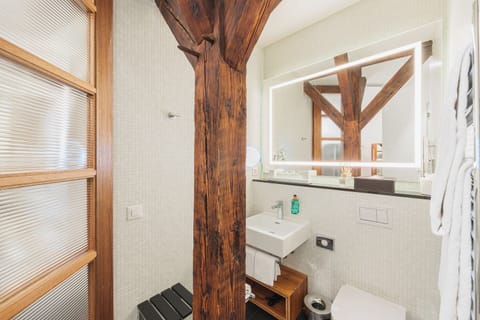Classic Twin Room | Bathroom | Shower, eco-friendly toiletries, hair dryer, towels