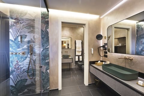 Suite Oro | Bathroom | Free toiletries, hair dryer, slippers, bidet