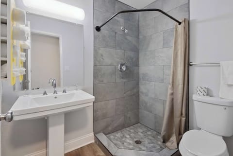 Towels, soap, shampoo, toilet paper