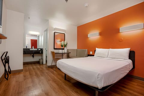 Laptop workspace, free WiFi, bed sheets