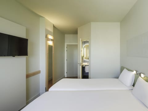 Twin Room, 2 Twin Beds | In-room safe, desk, soundproofing, iron/ironing board