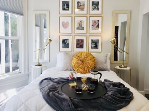 Signature Room, 1 Queen Bed | Individually decorated, individually furnished, desk, laptop workspace