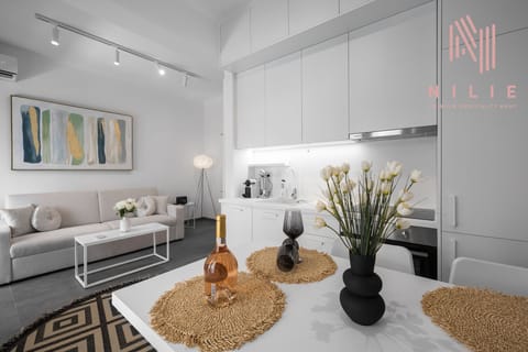 Deluxe Apartment | Private kitchen | Electric kettle, toaster