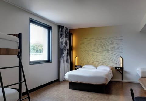 Family Room ( 5person max) | Desk, soundproofing, free WiFi, bed sheets