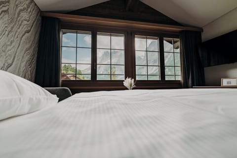 Chalet Twin Room, garden view | Hypo-allergenic bedding, in-room safe, desk, iron/ironing board