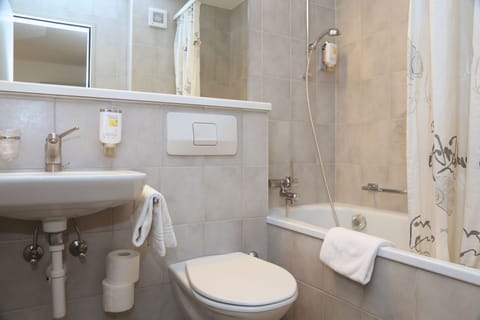 Standard Twin Room (max 2 guests) | Bathroom | Hair dryer, towels