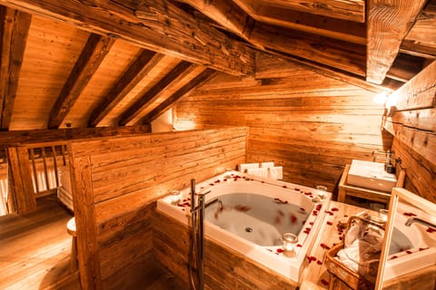 Suite (Giebelstube) | Hypo-allergenic bedding, free minibar, in-room safe, desk