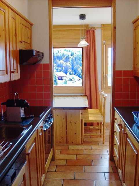 Family Apartment, 1 Bedroom | Private kitchen | Fridge, microwave, oven, stovetop