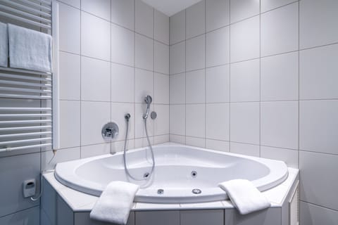 Junior Suite | Bathroom | Free toiletries, hair dryer, towels, soap