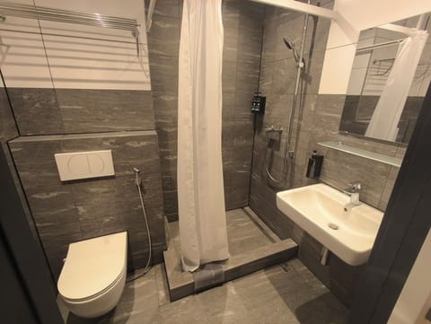 Basic Quadruple Room | Bathroom | Free toiletries, hair dryer, towels, shampoo