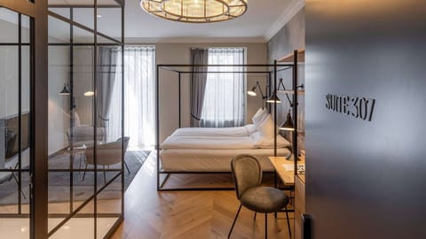 Minibar, in-room safe, desk, iron/ironing board