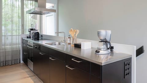 Coffee/tea maker, electric kettle