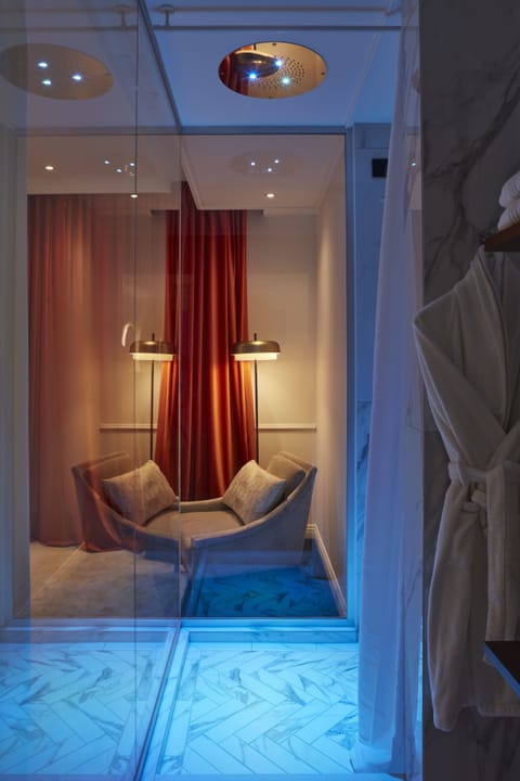 Superior Suite, 1 King Bed | Bathroom | Bathrobes, towels