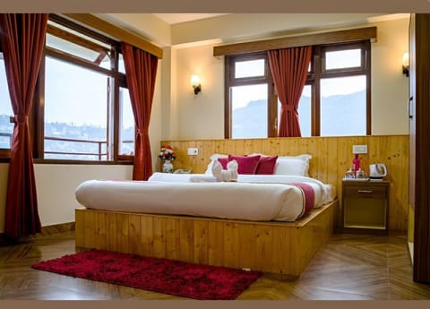 Executive Double Room | Premium bedding, down comforters, desk, laptop workspace