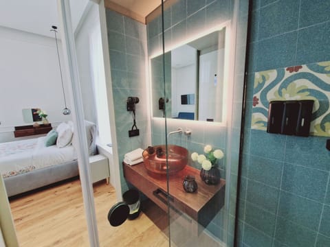 Deluxe Room | Bathroom | Shower, rainfall showerhead, hair dryer, bidet