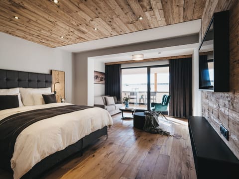 Deluxe Room | Minibar, in-room safe, blackout drapes, free WiFi