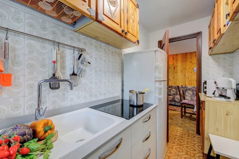 Family Apartment, Multiple Bedrooms (Appartamento 7 Bello Mountain View) | Private kitchen | Fridge, microwave, stovetop, dishwasher