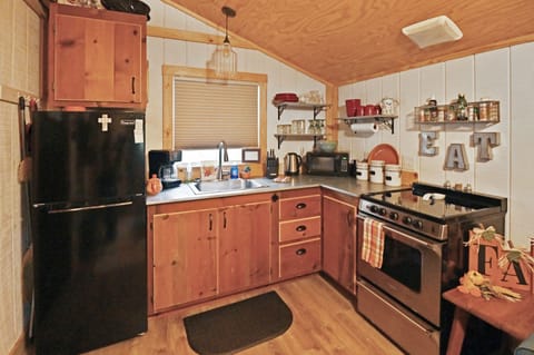 Cabin, 1 Bedroom | Private kitchen | Fridge, stovetop, coffee/tea maker, toaster