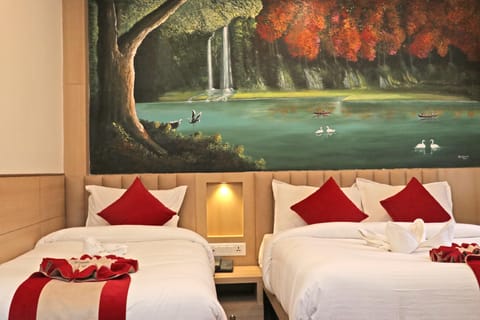 Deluxe Triple Room | Hypo-allergenic bedding, in-room safe, desk, laptop workspace