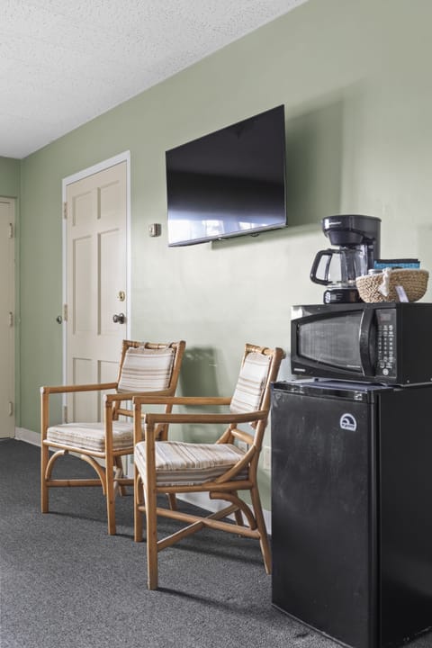 Family Studio Suite, 2 Queen Beds, Kitchenette, Pool View | Free WiFi, bed sheets