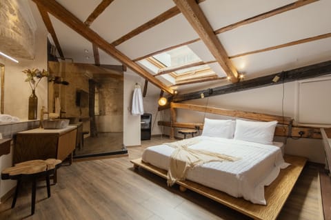 Pillowtop beds, desk, laptop workspace, blackout drapes