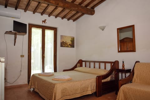 Traditional Studio | Desk, free WiFi