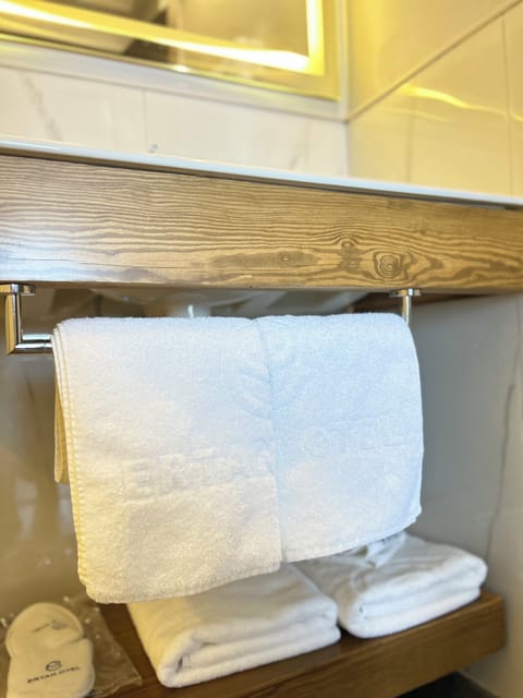 Deluxe Seaview Room | Bathroom | Shower, rainfall showerhead, free toiletries, hair dryer