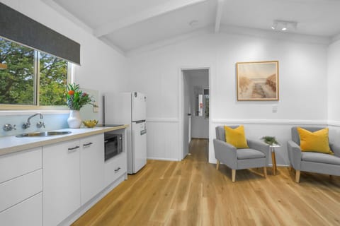 Standard Cabin, 1 Queen Bed, Kitchenette | Living area