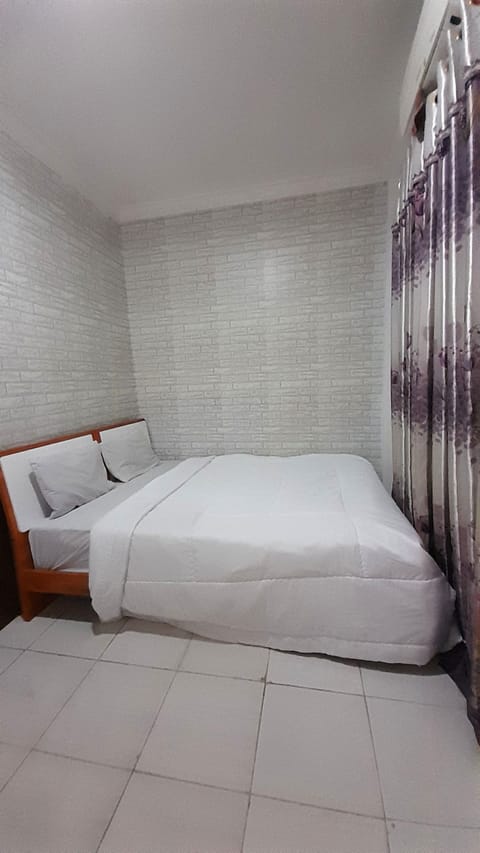 Economy Double Room | Laptop workspace, bed sheets