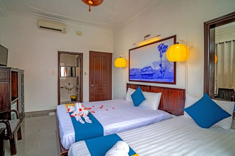 Family Suite | Desk, blackout drapes, free WiFi, bed sheets