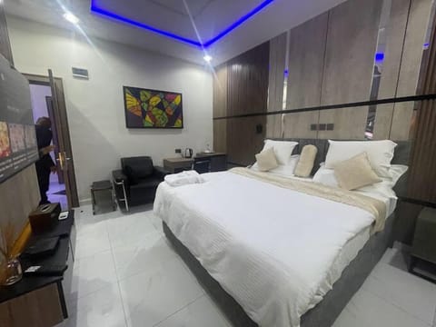 Double Room, 1 Double Bed, Non Smoking | In-room safe, desk, iron/ironing board, free WiFi