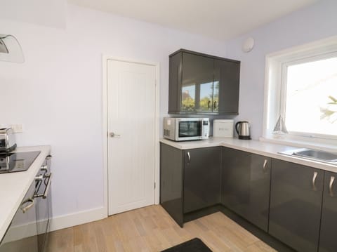 Fridge, dishwasher, cookware/dishes/utensils