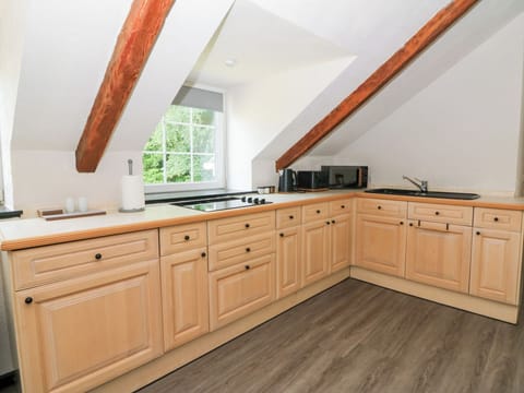 Cottage | Private kitchen | Fridge, electric kettle, cookware/dishes/utensils