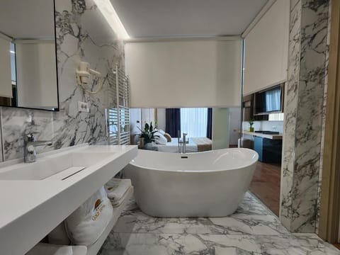 Deluxe Double Room with Balcony and Sea View | Bathroom | Hydromassage showerhead, free toiletries, hair dryer, slippers