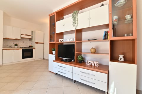 Basic Apartment | Private kitchen | Full-size fridge, microwave, oven, stovetop