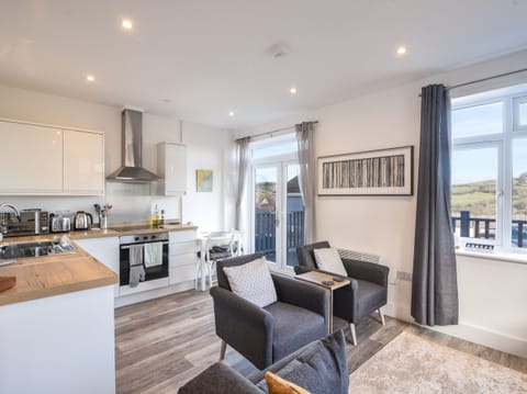 Cottage | Private kitchen | Fridge, dishwasher, electric kettle, toaster