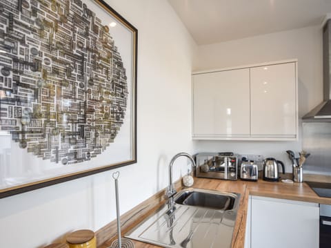 Cottage | Private kitchen | Fridge, dishwasher, electric kettle, toaster