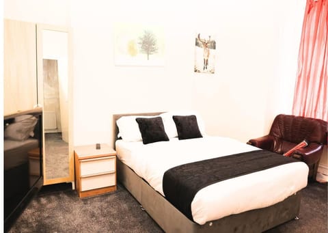 House | 5 bedrooms, iron/ironing board, free WiFi, bed sheets