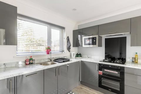 House | Private kitchen | Fridge, microwave, oven, stovetop