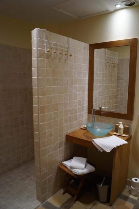 Double Room | Bathroom | Free toiletries, hair dryer