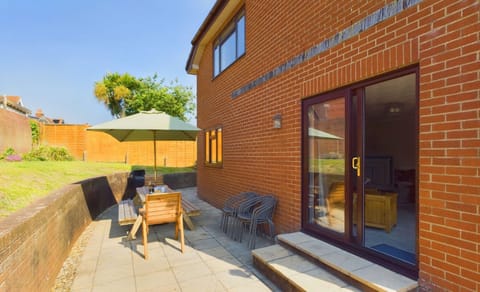 House | 5 bedrooms, desk