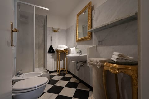 Camera Junior San Luca | Bathroom | Shower, rainfall showerhead, free toiletries, hair dryer