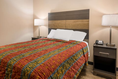 Room, 1 Queen Bed, Non Smoking | Desk, free WiFi, bed sheets