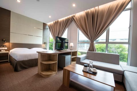 Executive Suite, Multiple Beds, Non Smoking | Individually furnished, desk, blackout drapes, iron/ironing board