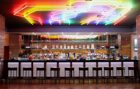 Serves breakfast, lunch, and dinner