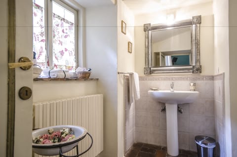 Comfort Double Room | Bathroom | Shower, free toiletries, hair dryer, bidet